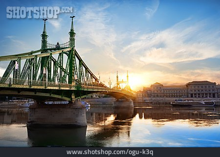 
                Donau, Budapest, Freiheitsbrücke                   
