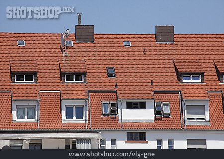 
                Wohnhaus, Dachfenster, Ziegeldach                   