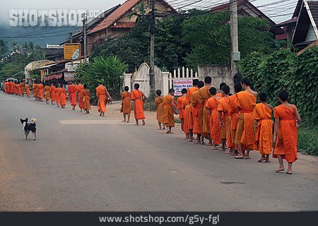 
                Mönche, Luang Prabang, Almosengang                   