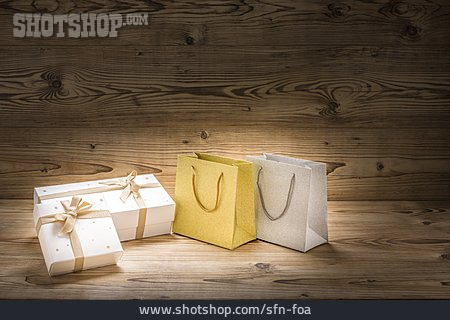 
                Geschenke, Einkaufstasche, Weihnachtsgeschenke                   