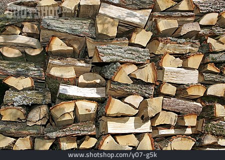 
                Holzstapel, Kaminholz, Brennholz                   