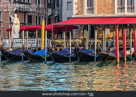 
                Venedig, Gondeln                   