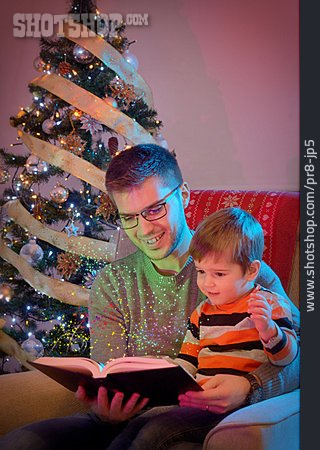 
                Vater, Weihnachtszeit, Vorlesen                   