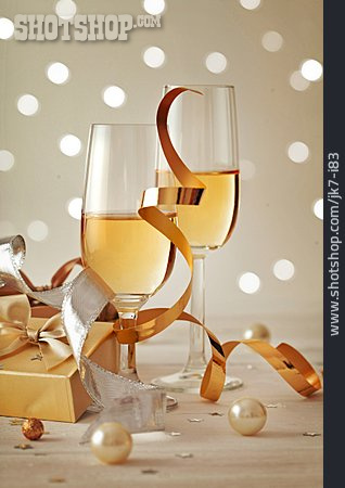 
                Champagner, Geschenke, Festlich                   