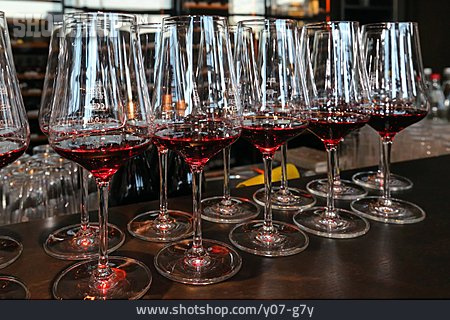 
                Rotwein, Weingläser                   