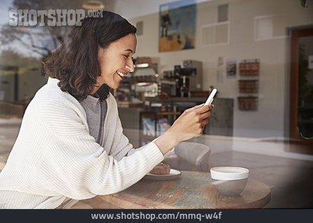 
                Frau, Café, Smartphone                   