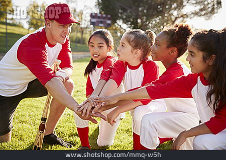 
                Zusammenhalt, Teamgeist, Mädchenfußball                   