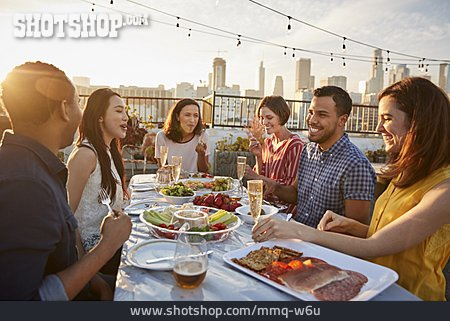 
                Freunde, Abendessen, Dachterrasse                   