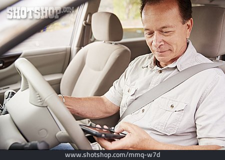 
                Benutzen, Autofahrt, Smartphone                   