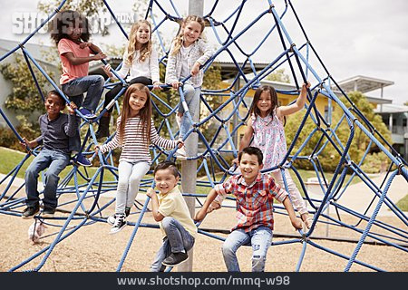 
                Kindergruppe, Spielplatz, Klettergerüst                   