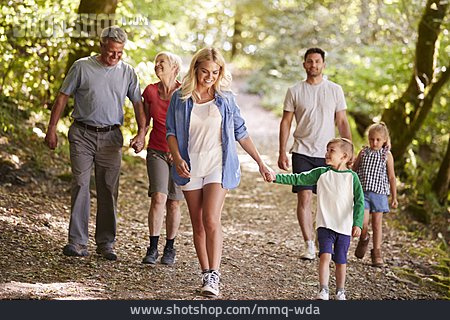 
                Kindheit, Waldspaziergang, Familienausflug                   