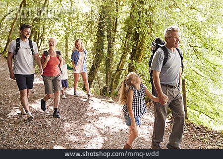 
                Eltern, Großeltern, Waldspaziergang                   