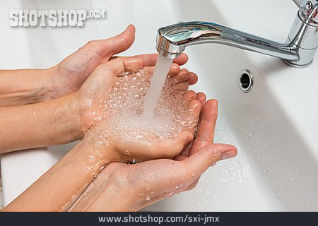 
                Kind, Mutter, Hände Waschen                   