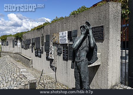 
                Denkmal Für Die Gefallenen Werftarbeiter Von 1970                   