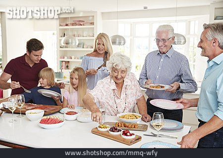 
                Buffet, Großfamilie, Familienfeier                   