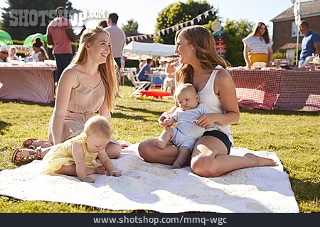 
                Picknickdecke, Mütter, Smalltalk                   