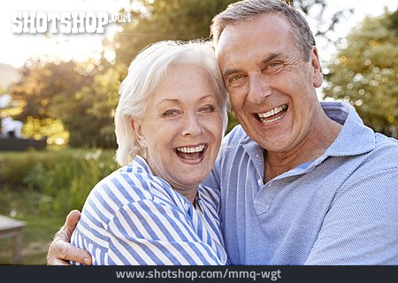 
                Glücklich, Umarmen, Seniorenpaar                   