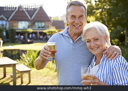 
                Trinken, Garten, Gemeinsam, Seniorenpaar                   