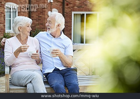 
                Unterhaltung, Seniorenpaar                   