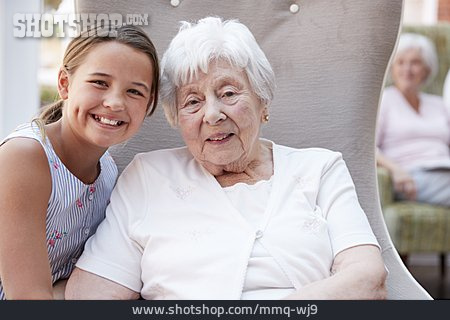 
                Großmutter, Enkelin                   