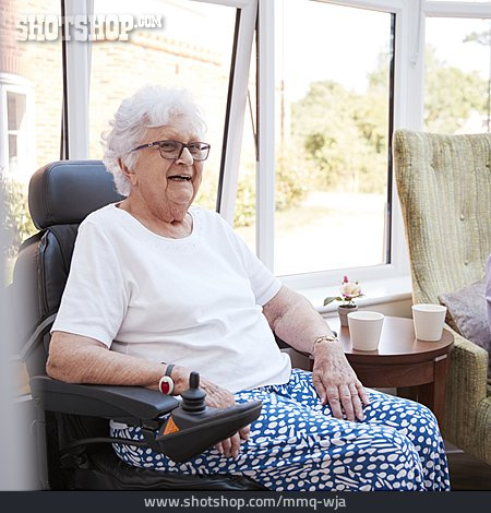 
                Seniorin, Rollstuhl, Gehbehindert                   