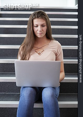 
                Laptop, Online, Schülerin                   