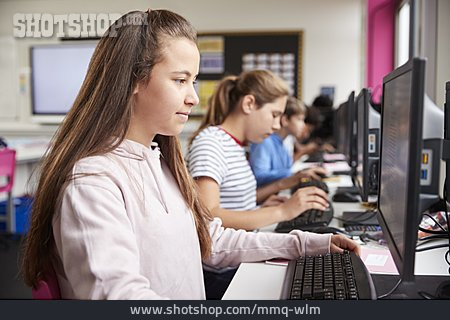 
                Schülerin, Computerunterricht                   