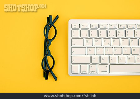 
                Brille, Computertastatur                   