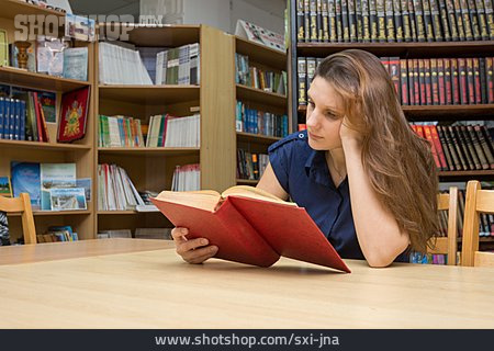 
                Junge Frau, Lesen, Bibliothek                   