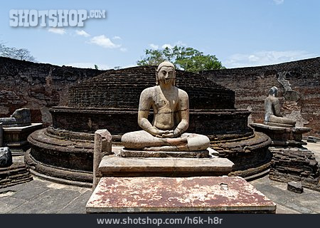 
                Buddha, Polonnaruwa Vatadage                   