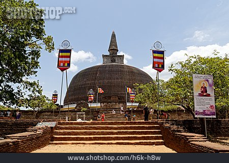 
                Stupa, Polonnaruwa, Rankoth Vehera                   