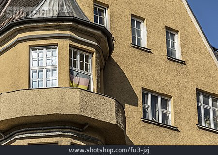 
                Wohnhaus, Deutschlandflagge                   