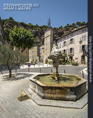 
                Altstadt, Brunnen, Cotignac                   