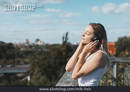 
                Frau, Augen Geschlossen, Musik Hören                   