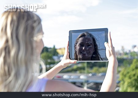 
                Frau, Tablet-pc, Selfie                   