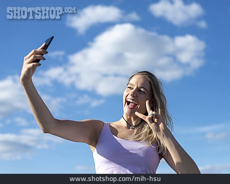 
                Frau, Victory-zeichen, Selfie                   