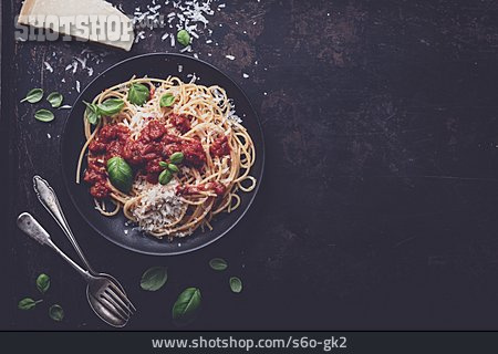 
                Tomatensauce, Parmesan, Nudeln                   