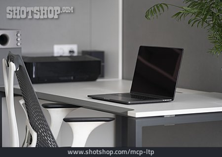 
                Laptop, Schreibtisch                   