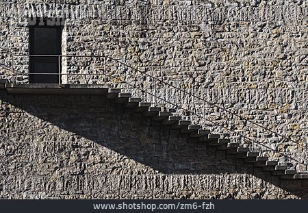 
                Steinmauer, Tür, Treppenstufen                   