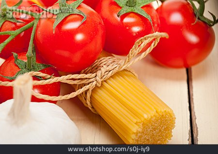 
                Tomaten, Spaghetti, Kochzutaten                   