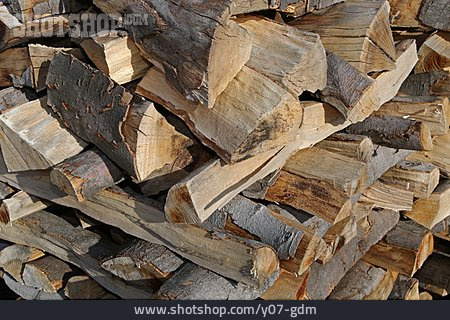 
                Holzstapel, Holzscheite, Brennholz, Feuerholz                   