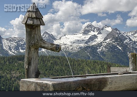 
                Brunnen, Holzbrunnen, Tränke                   