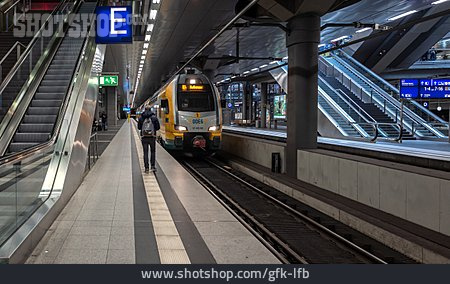 
                Bahnsteig, Hauptbahnhof, Bahnverkehr, Regionalbahn                   