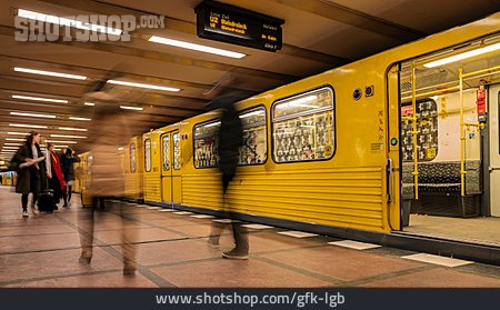 
                öffentliches Verkehrsmittel, U-bahn, Bahnsteig, U2                   