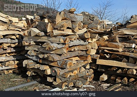 
                Holzstapel, Holzscheite, Brennholz                   