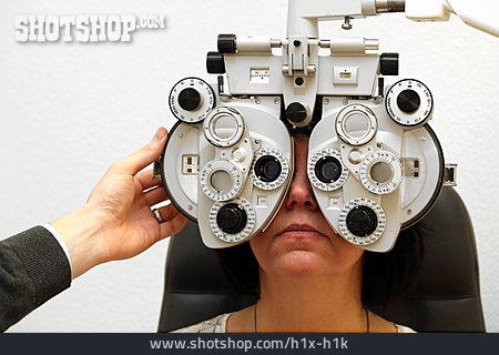 
                Optiker, Augenuntersuchung, Phoropter                   