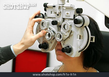 
                Augenarzt, Augenuntersuchung, Phoropter                   