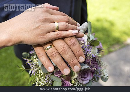 
                Heiraten, Eheringe, Hochzeitspaar                   