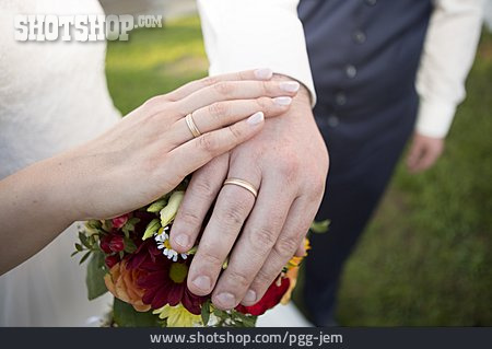 
                Heiraten, Eheringe, Liebesschwur, Hochzeitspaar                   