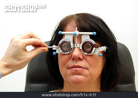 
                Augen, Ausmessen, Patientin, Augenoptik                   
